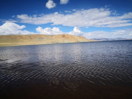 西藏“鬼湖”拉昂错湖，位于“圣湖”旁边，湖岸却寸草不生？（拉昂错为什么叫鬼湖）